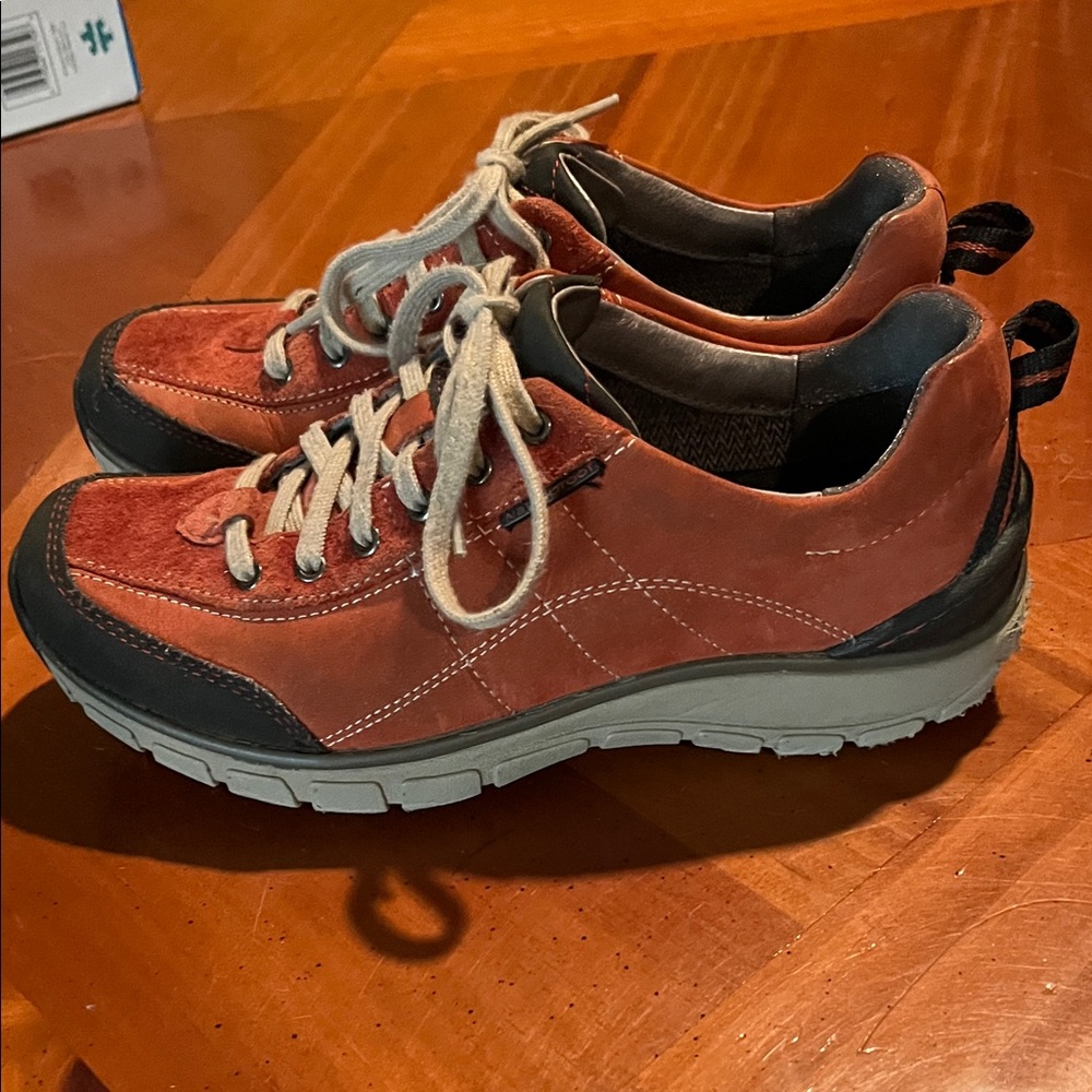 Women’s Clark Wave Walk. Size 6 Medium. Good condition. Clark = Comfort.